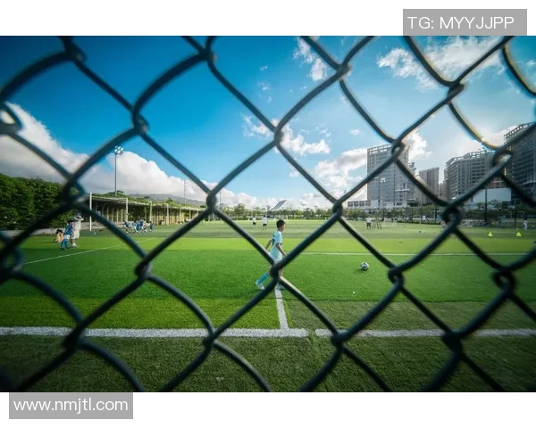 足球巨星幕后生活揭秘：训练场上不为人知的日常与私人时刻